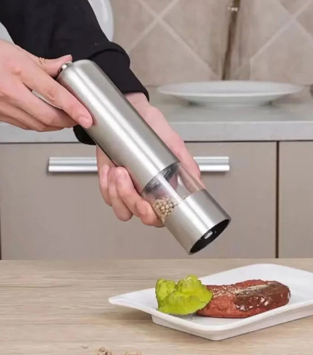 Electric pepper and salt grinder with automatic grinding mechanism for easy seasoning control